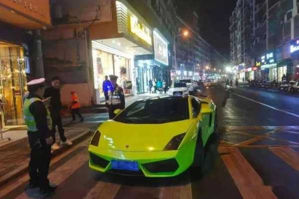 交警拦截兰博基尼（交警拦截敞篷车）-图1