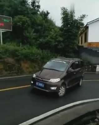 五菱宏光为什么被称为“秋名山神车”你都知道吗？惯性漂移五菱宏光-图2