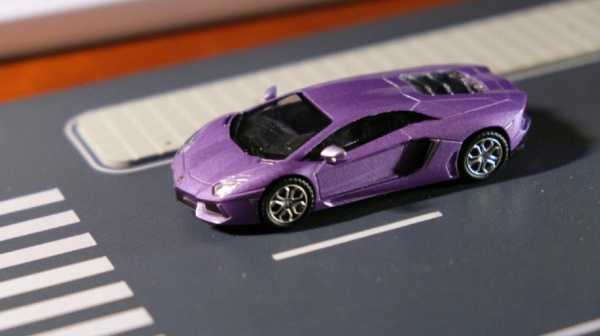 兰博基尼紫色跑车（紫色的兰博基尼）