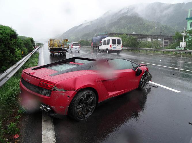 开着兰博基尼下大雨（兰博基尼下雨天能开吗）-图2